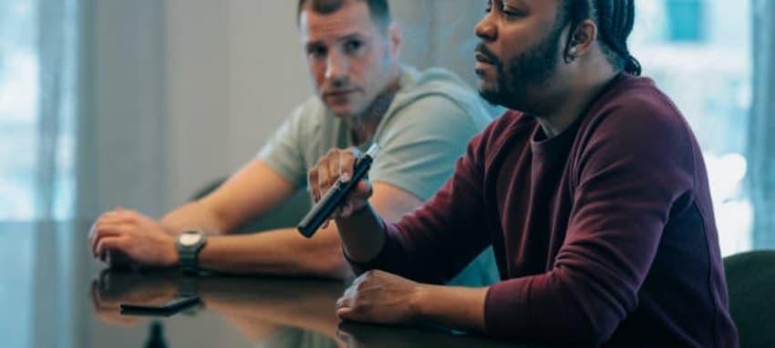 E-papierosy i vape band — jak wybrać modny i bezpieczny zestaw dla początkujących